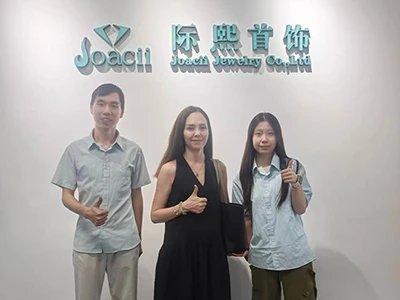Un acheteur de bijoux du Kazakhstan visite un fabricant de bijoux de Guangzhou