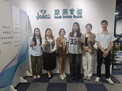 Les clients du Myanmar visitent le bureau de Guangzhou pour une-sélection de ...