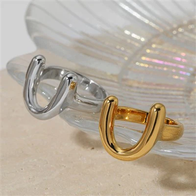 Bague en fer à cheval audacieuse