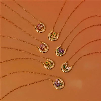 Collier à pendentif en forme de fer à cheval floral