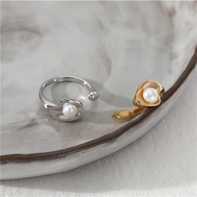 Bague ouverte en perles de style français