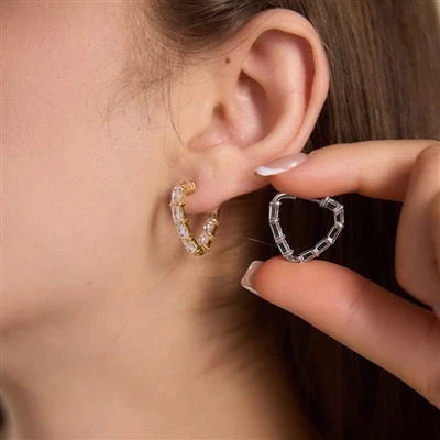Boucle d'oreille Huggie Triangle CZ