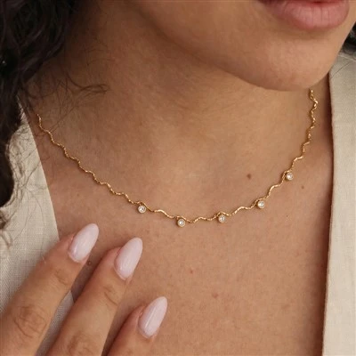 Petit collier à chaîne torsadée ondulée